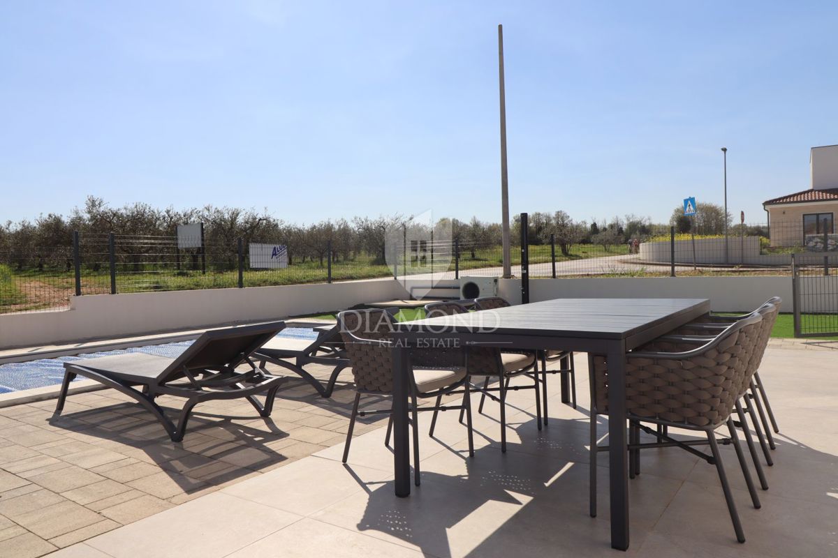 Occasione rara: moderna casa su un unico livello con piscina privata e giardino a Poreč
