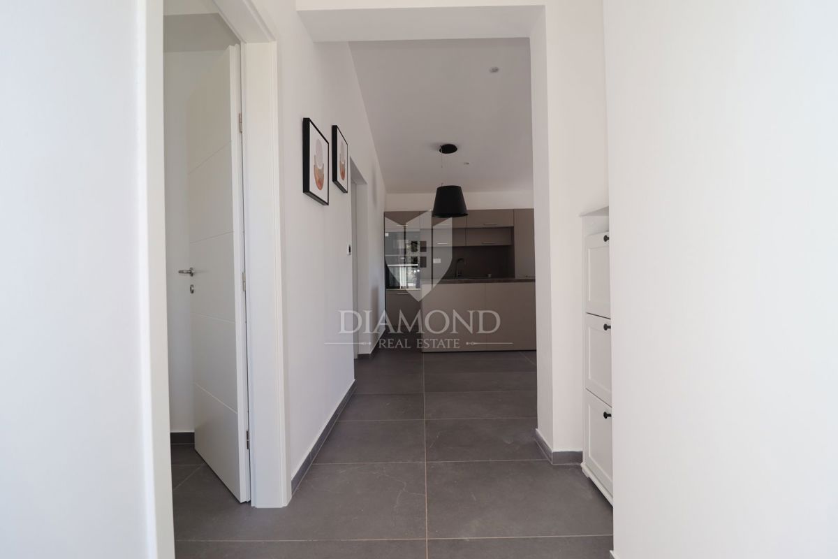 Occasione rara: moderna casa su un unico livello con piscina privata e giardino a Poreč