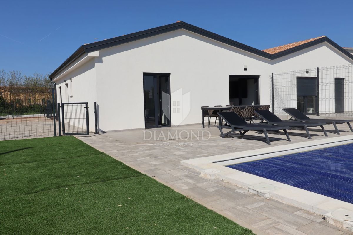 Occasione rara: moderna casa su un unico livello con piscina privata e giardino a Poreč