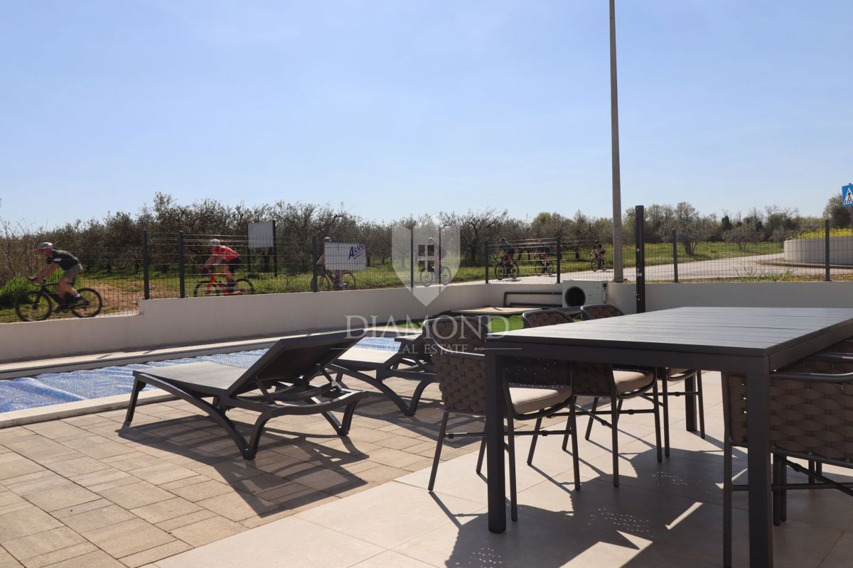 Occasione rara: moderna casa su un unico livello con piscina privata e giardino a Poreč