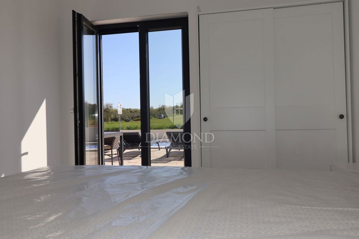 Occasione rara: moderna casa su un unico livello con piscina privata e giardino a Poreč