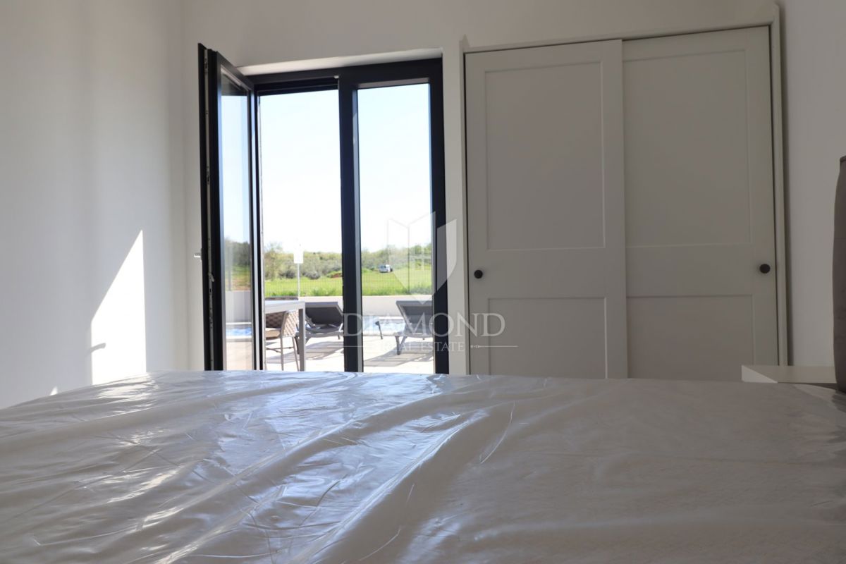 Occasione rara: moderna casa su un unico livello con piscina privata e giardino a Poreč