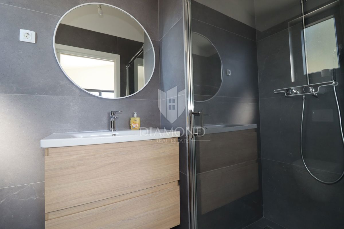 Occasione rara: moderna casa su un unico livello con piscina privata e giardino a Poreč