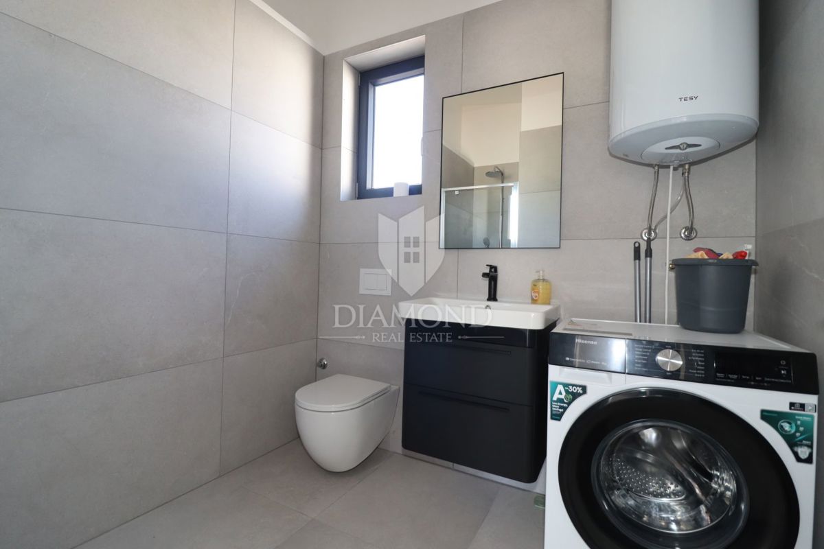 Occasione rara: moderna casa su un unico livello con piscina privata e giardino a Poreč