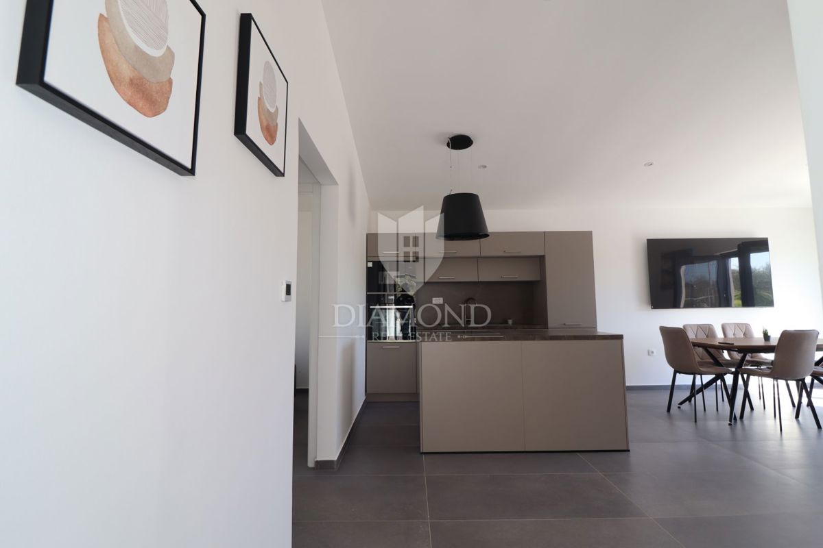 Occasione rara: moderna casa su un unico livello con piscina privata e giardino a Poreč