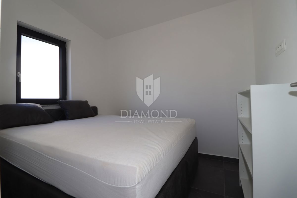 Occasione rara: moderna casa su un unico livello con piscina privata e giardino a Poreč