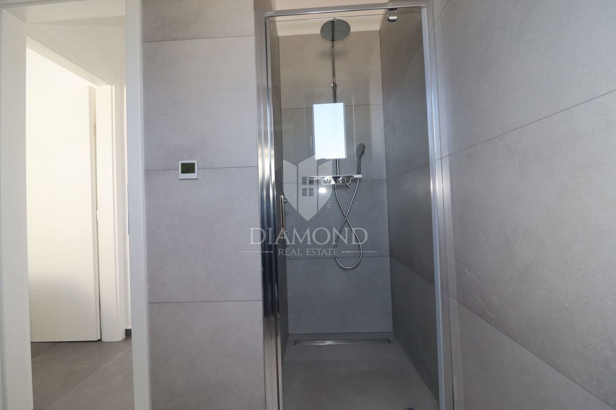 Occasione rara: moderna casa su un unico livello con piscina privata e giardino a Poreč