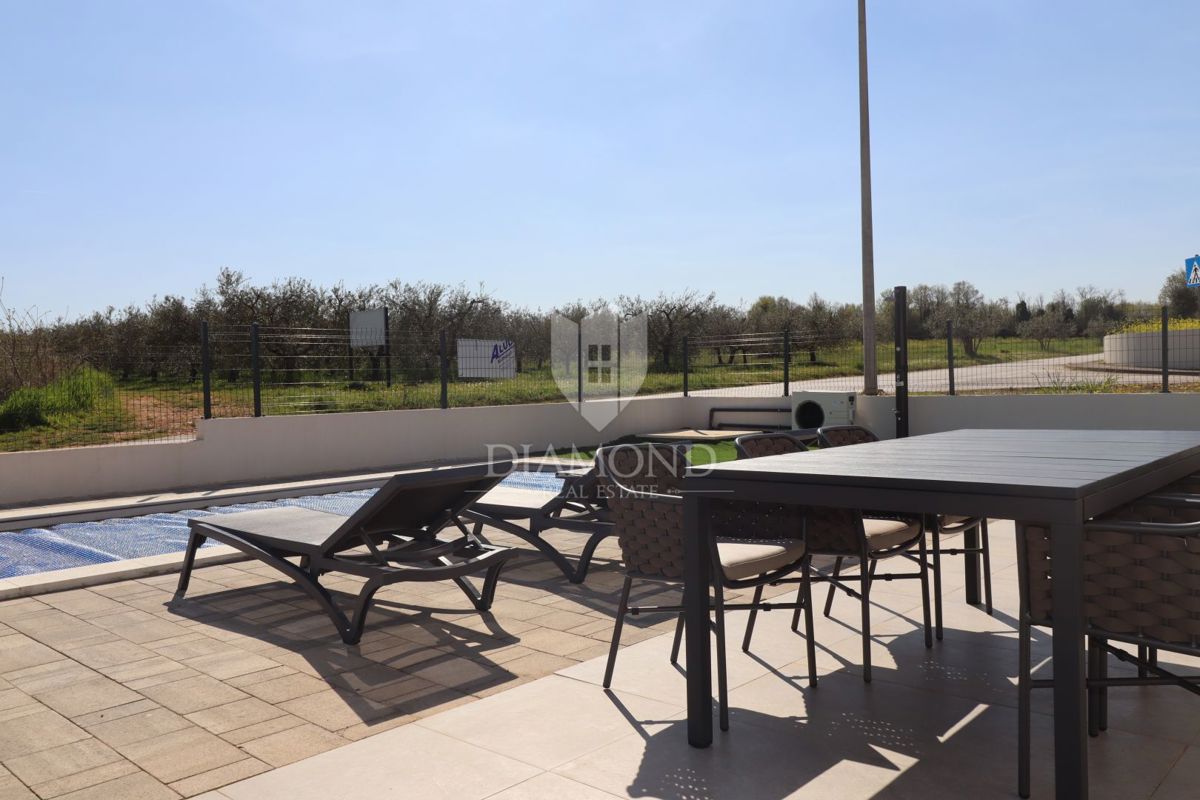 Occasione rara: moderna casa su un unico livello con piscina privata e giardino a Poreč
