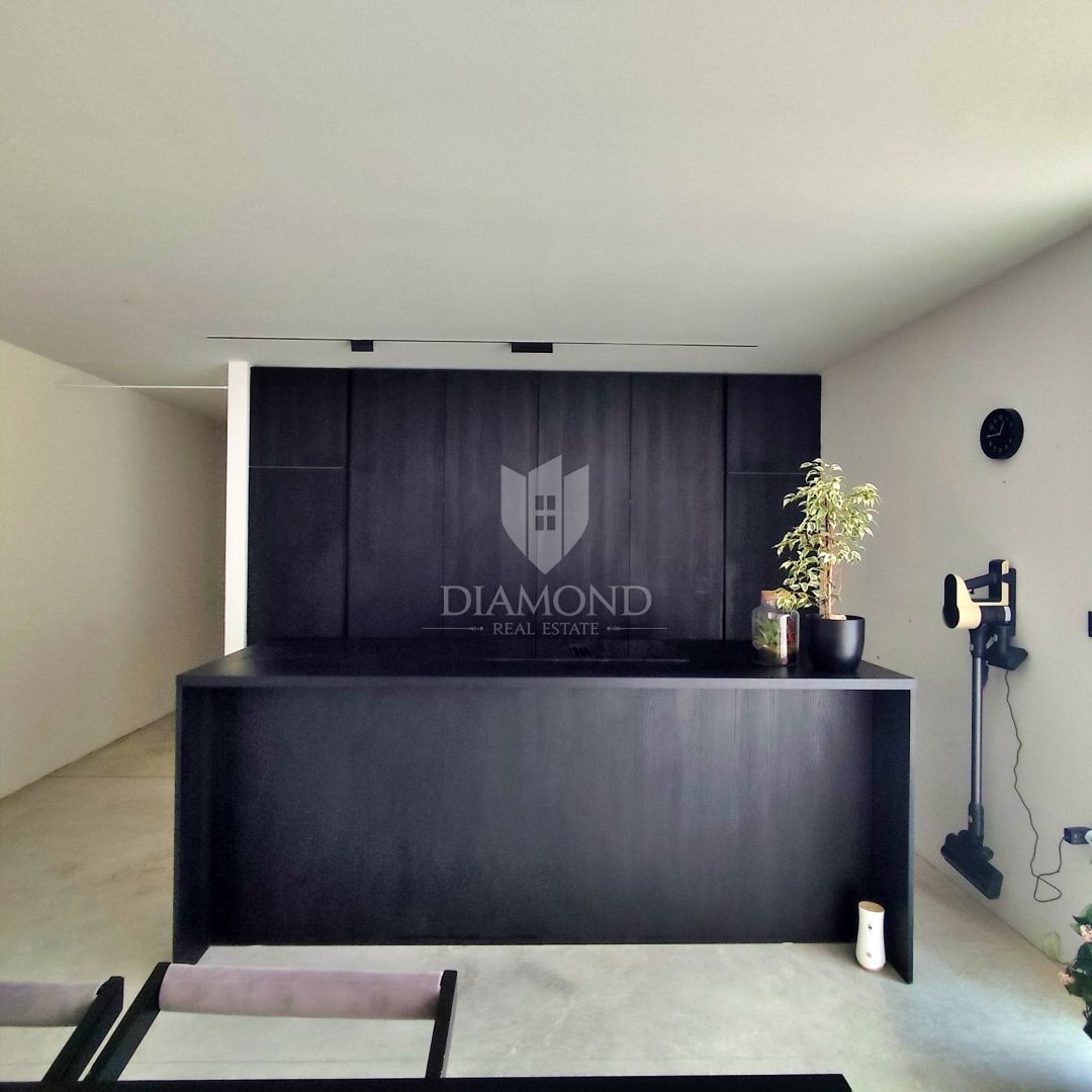 Labin, a 1 km dal centro città, casa moderna a un solo piano.