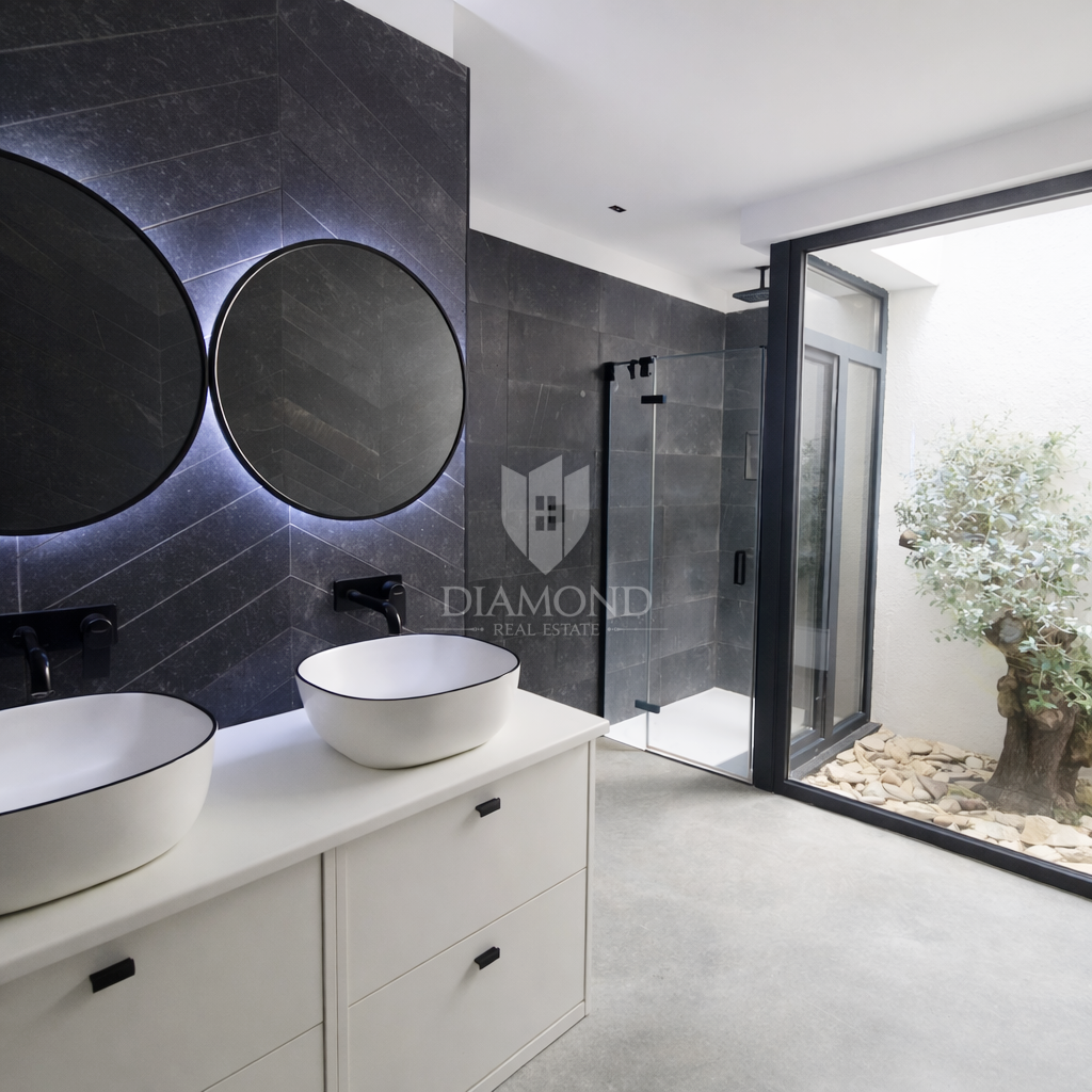 Labin, a 1 km dal centro città, casa moderna a un solo piano.