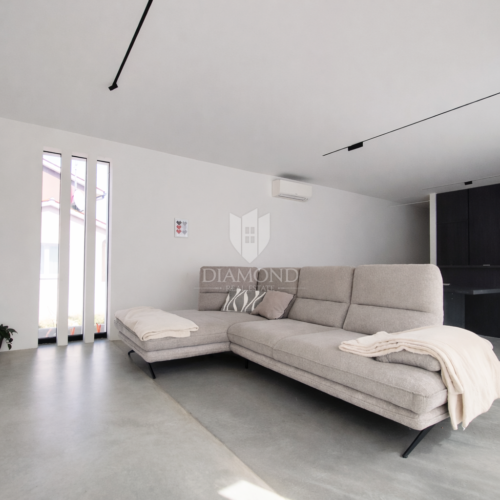 Labin, a 1 km dal centro città, casa moderna a un solo piano.