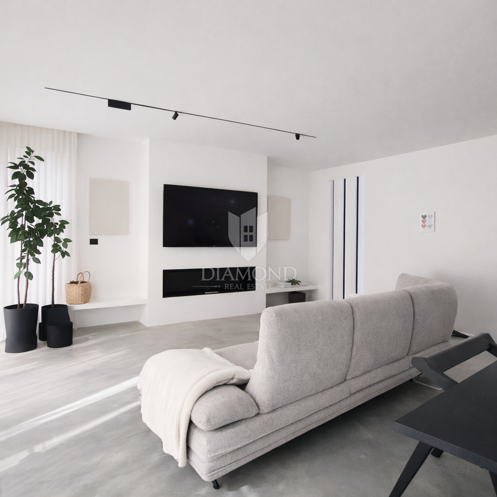 Labin, a 1 km dal centro città, casa moderna a un solo piano.