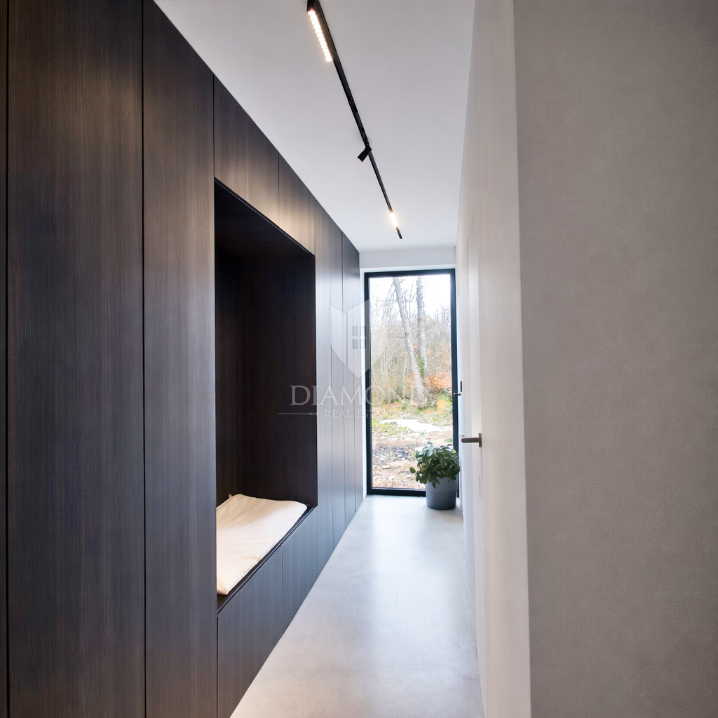 Labin, a 1 km dal centro città, casa moderna a un solo piano.