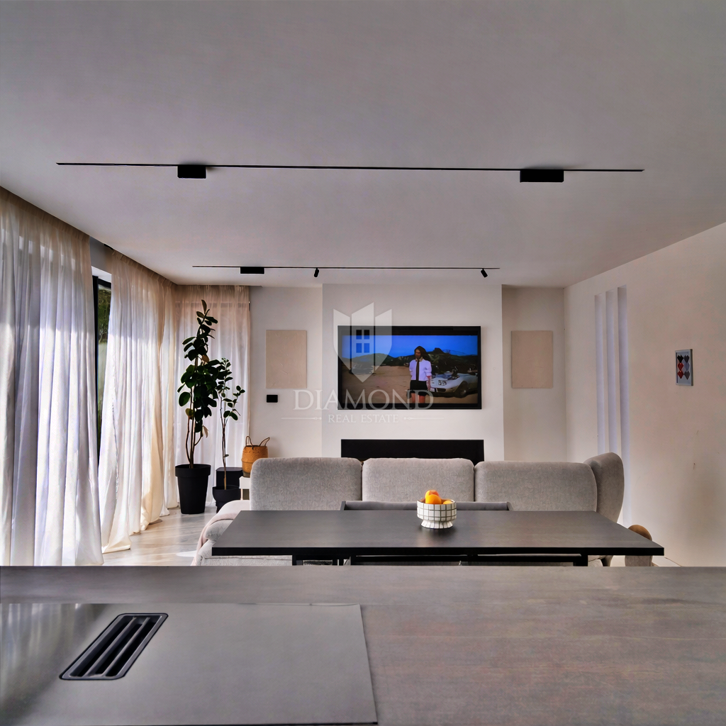 Labin, a 1 km dal centro città, casa moderna a un solo piano.