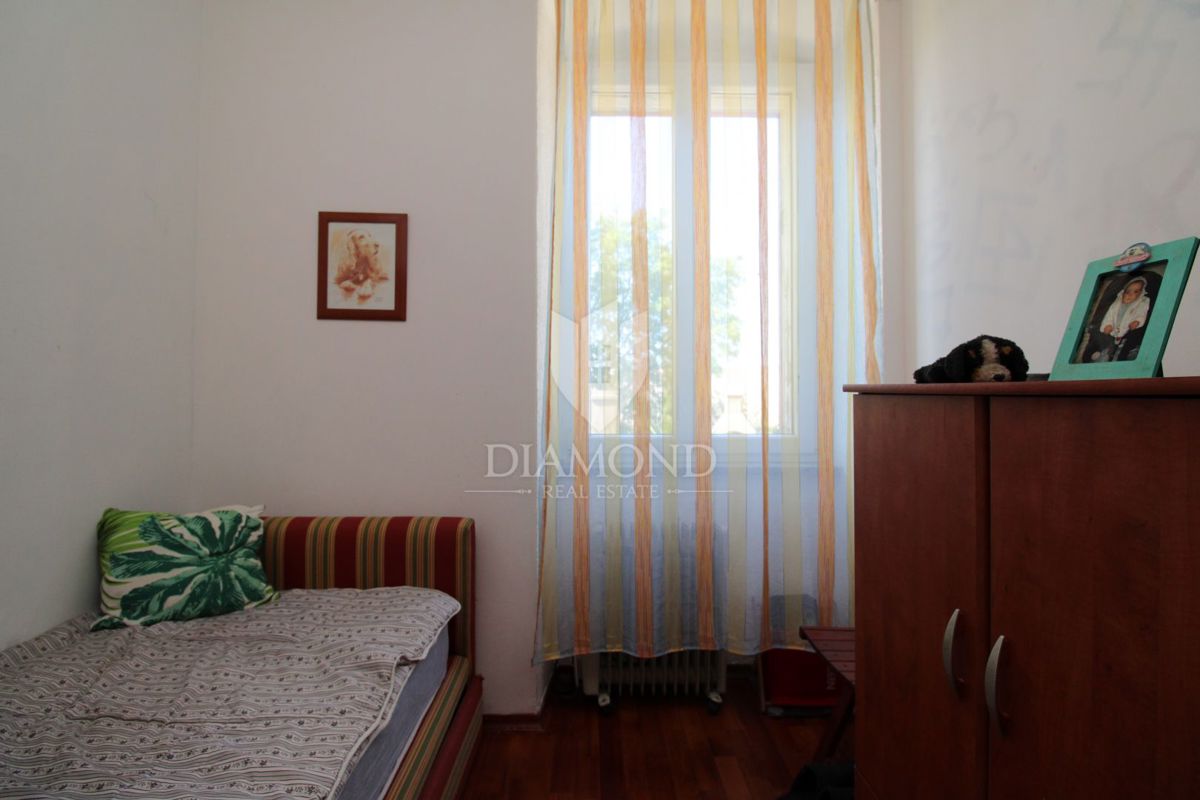 Appartamento Kozala con due camere da letto, situato al piano terra e con giardino.