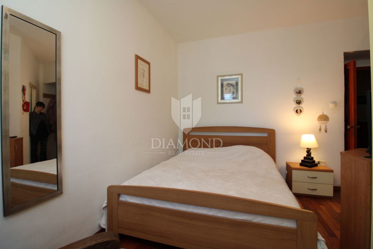 Appartamento Kozala con due camere da letto, situato al piano terra e con giardino.