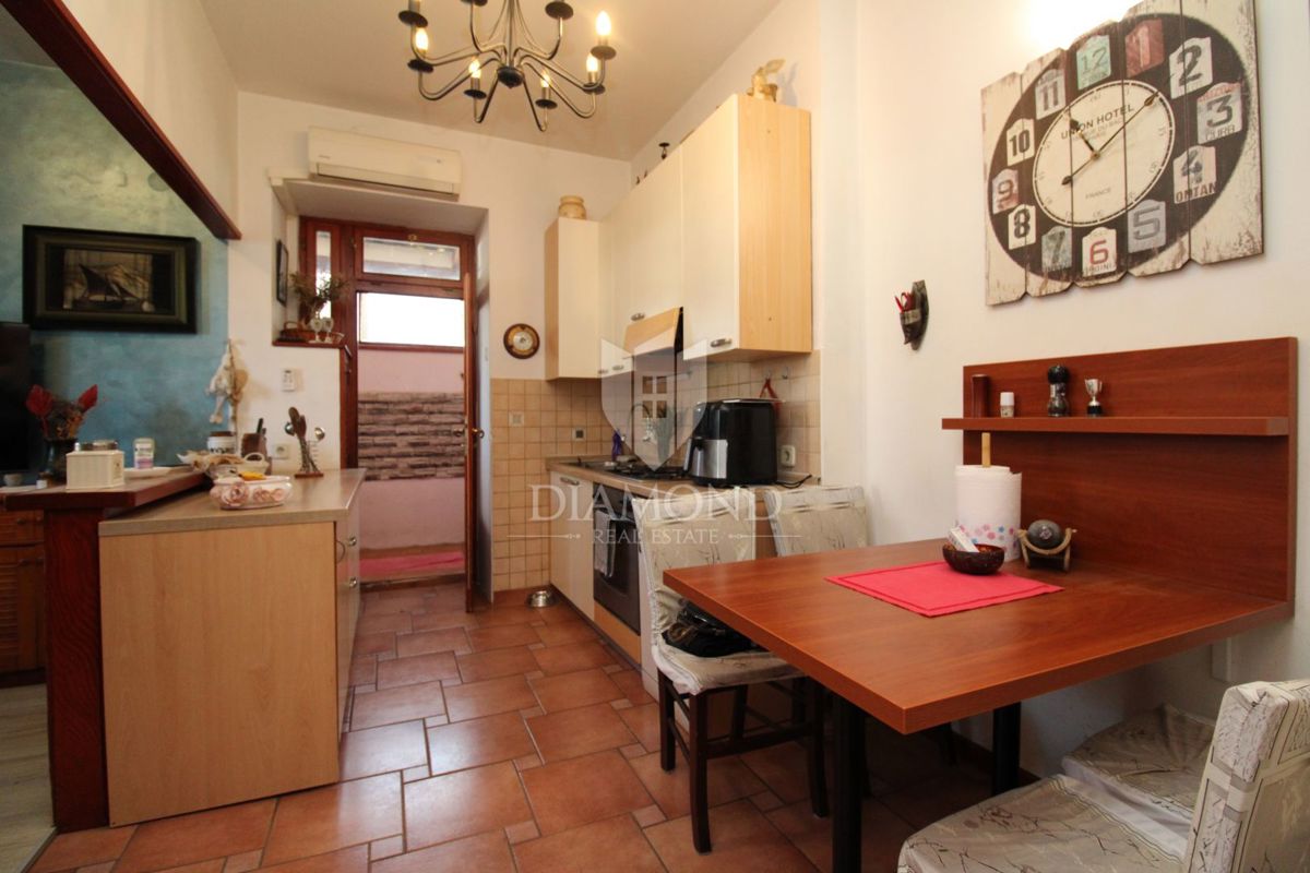 Appartamento Kozala con due camere da letto, situato al piano terra e con giardino.