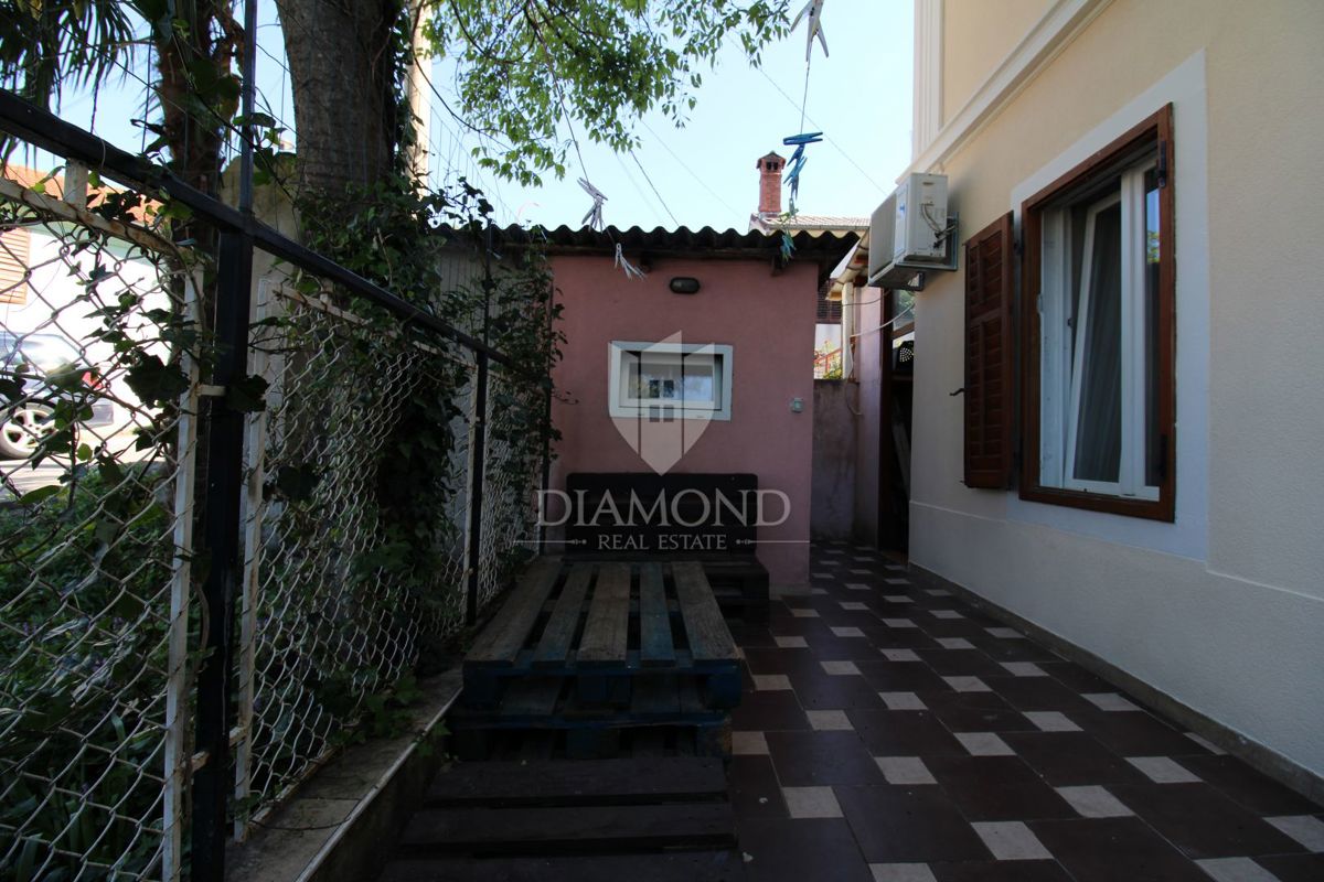 Appartamento Kozala con due camere da letto, situato al piano terra e con giardino.