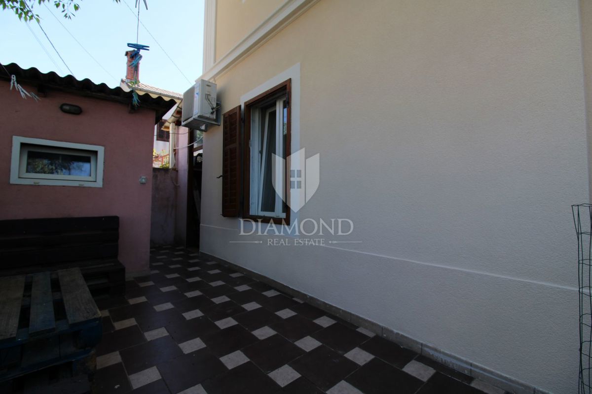 Appartamento Kozala con due camere da letto, situato al piano terra e con giardino.