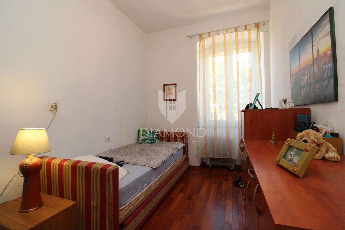 Appartamento Kozala con due camere da letto, situato al piano terra e con giardino.