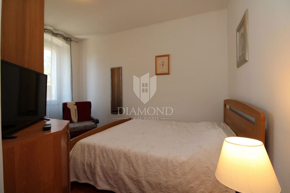 Appartamento Kozala con due camere da letto, situato al piano terra e con giardino.