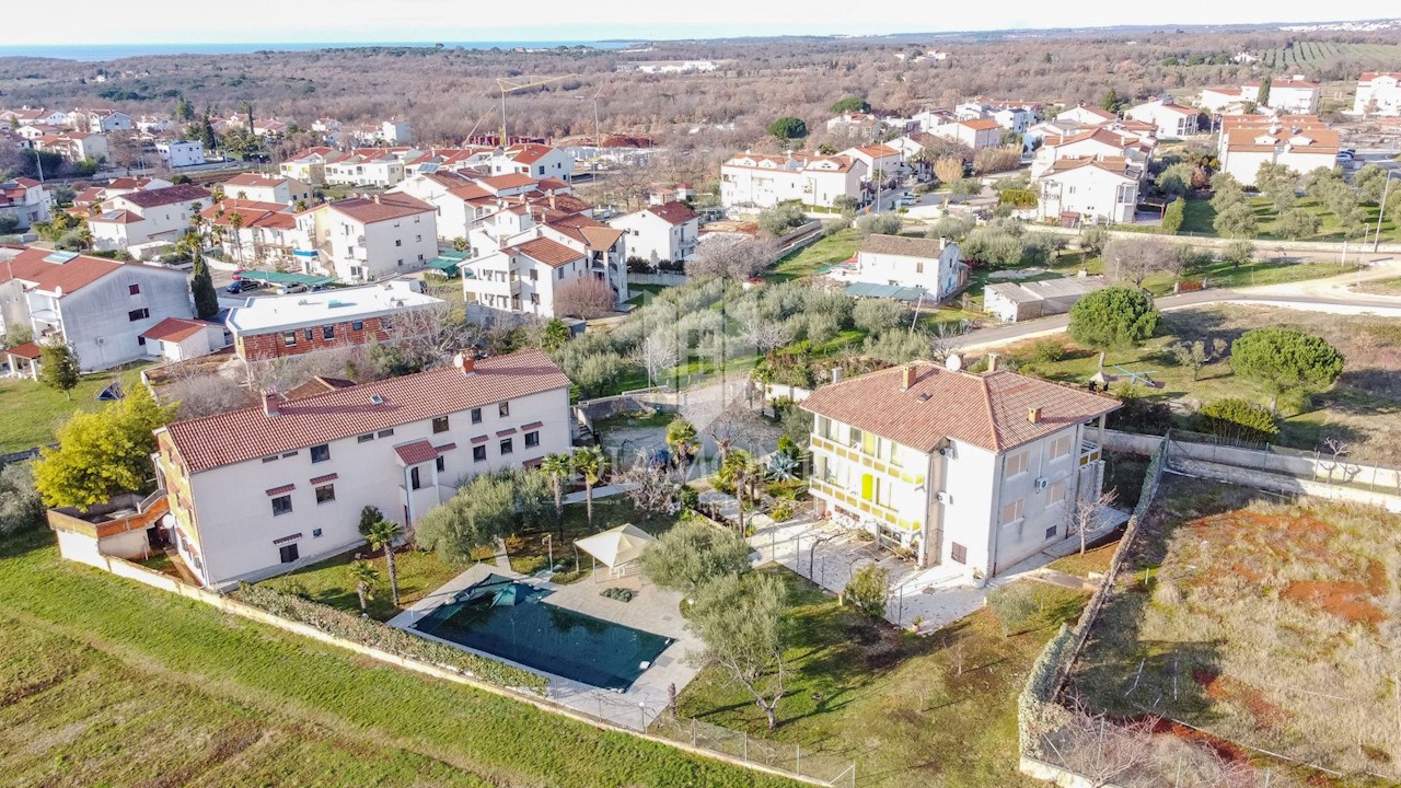 POREČ Proprietà con due case, piscina e terreno edificabile