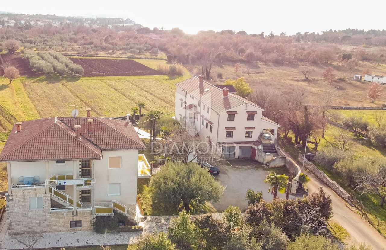 POREČ Proprietà con due case, piscina e terreno edificabile