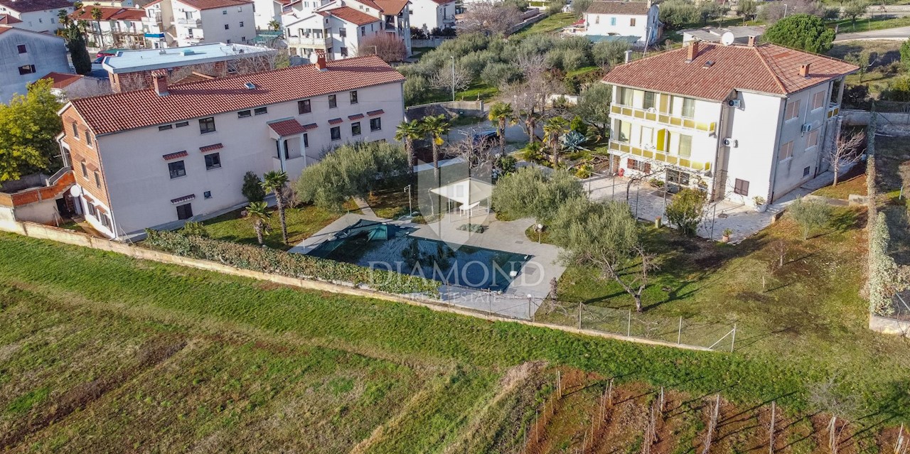 POREČ Proprietà con due case, piscina e terreno edificabile