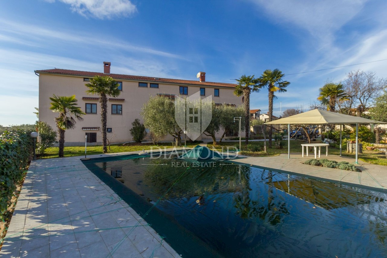 POREČ Proprietà con due case, piscina e terreno edificabile