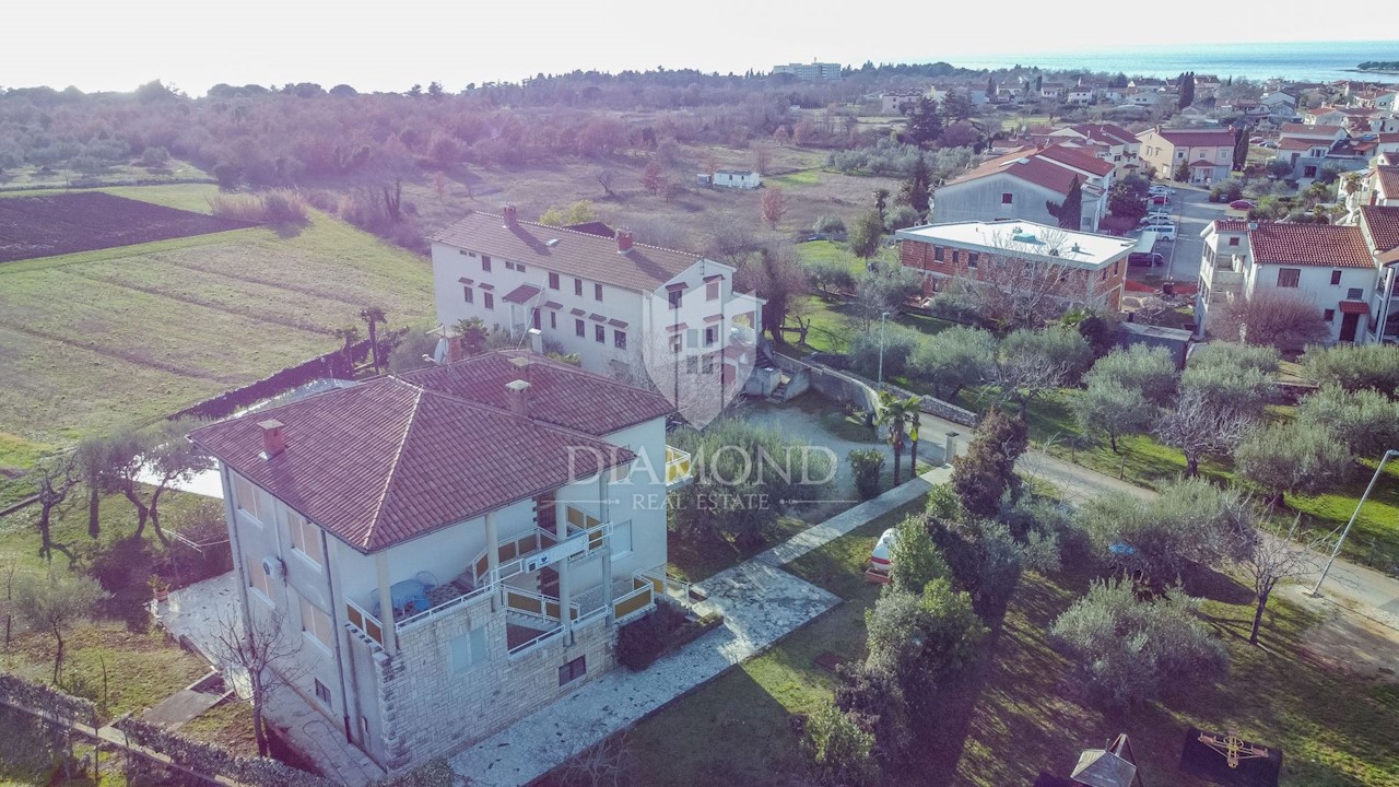 POREČ Proprietà con due case, piscina e terreno edificabile