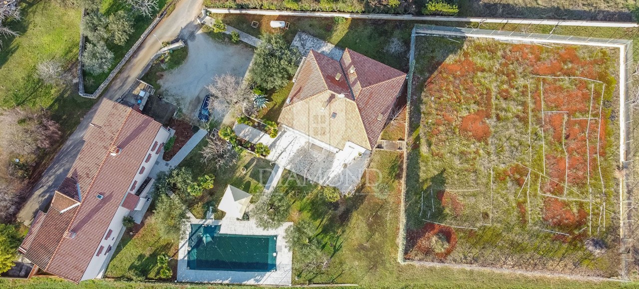 POREČ Proprietà con due case, piscina e terreno edificabile