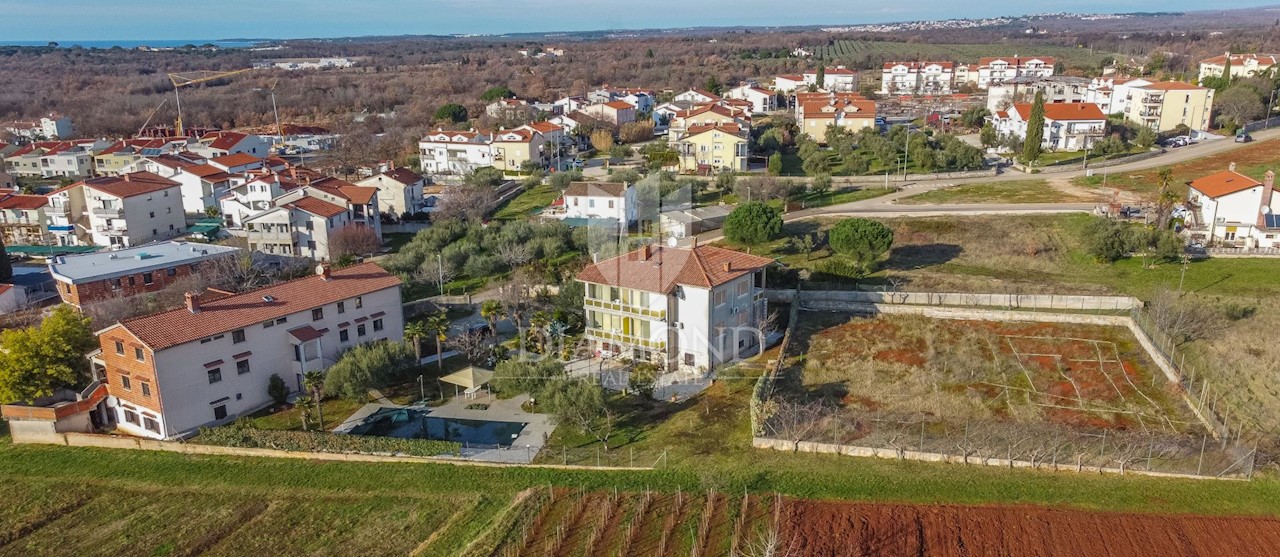 POREČ Proprietà con due case, piscina e terreno edificabile