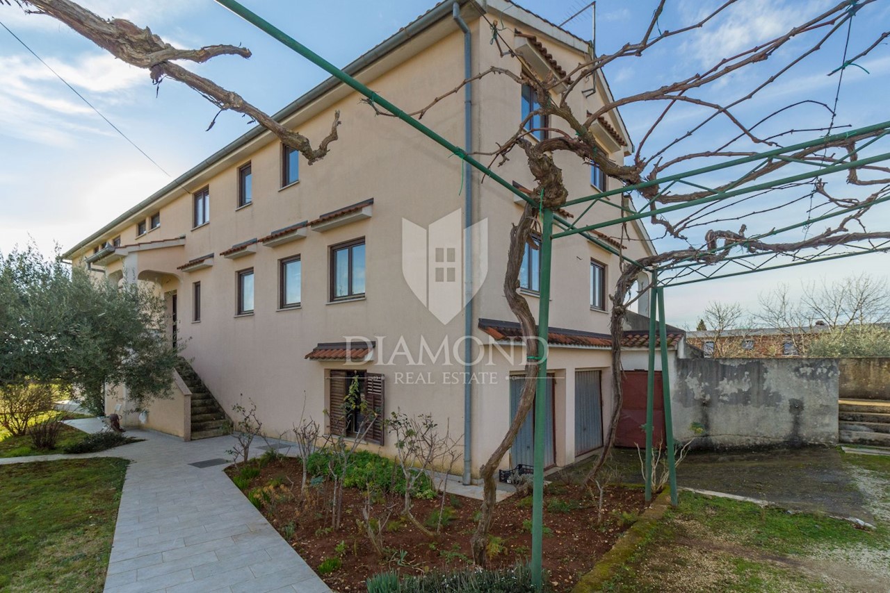 POREČ Proprietà con due case, piscina e terreno edificabile