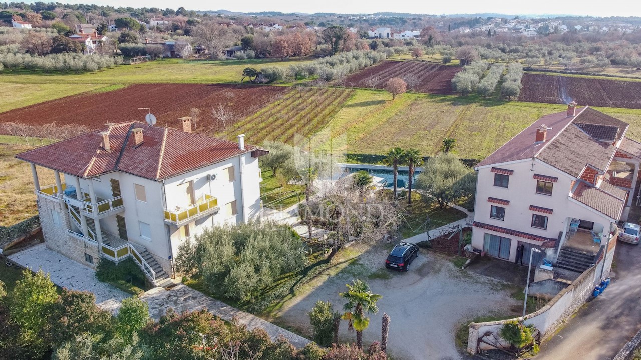 POREČ Proprietà con due case, piscina e terreno edificabile