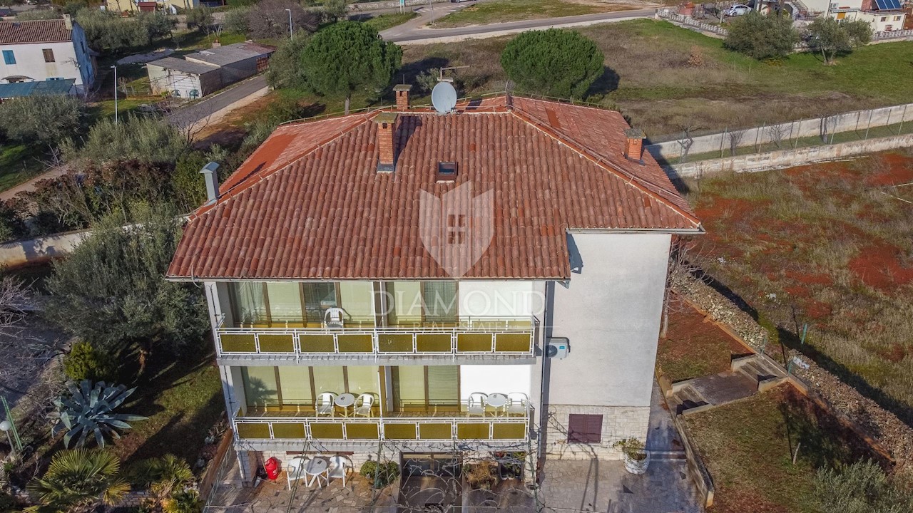 POREČ Proprietà con due case, piscina e terreno edificabile