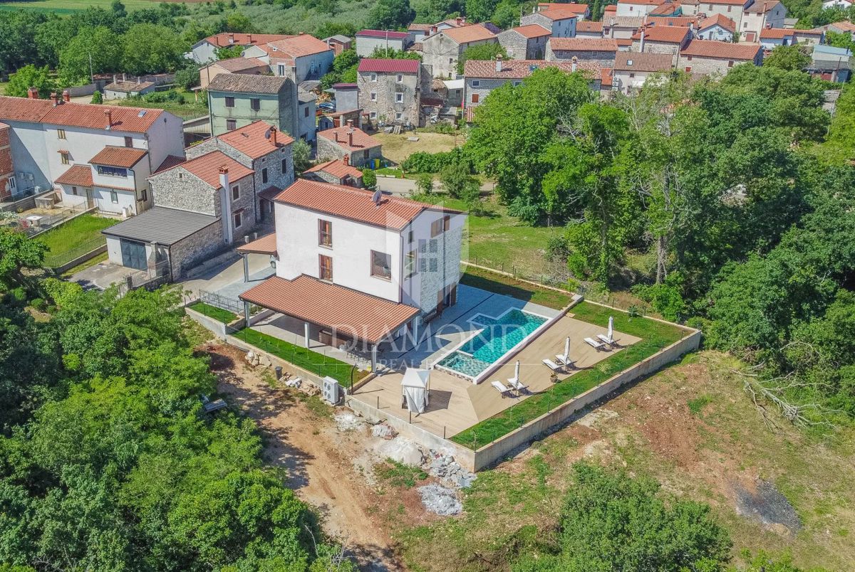 Dintorni  di Umago, casa ristrutturata con spirito sportivo
