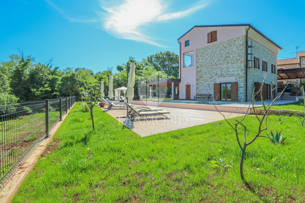 Dintorni  di Umago, casa ristrutturata con spirito sportivo
