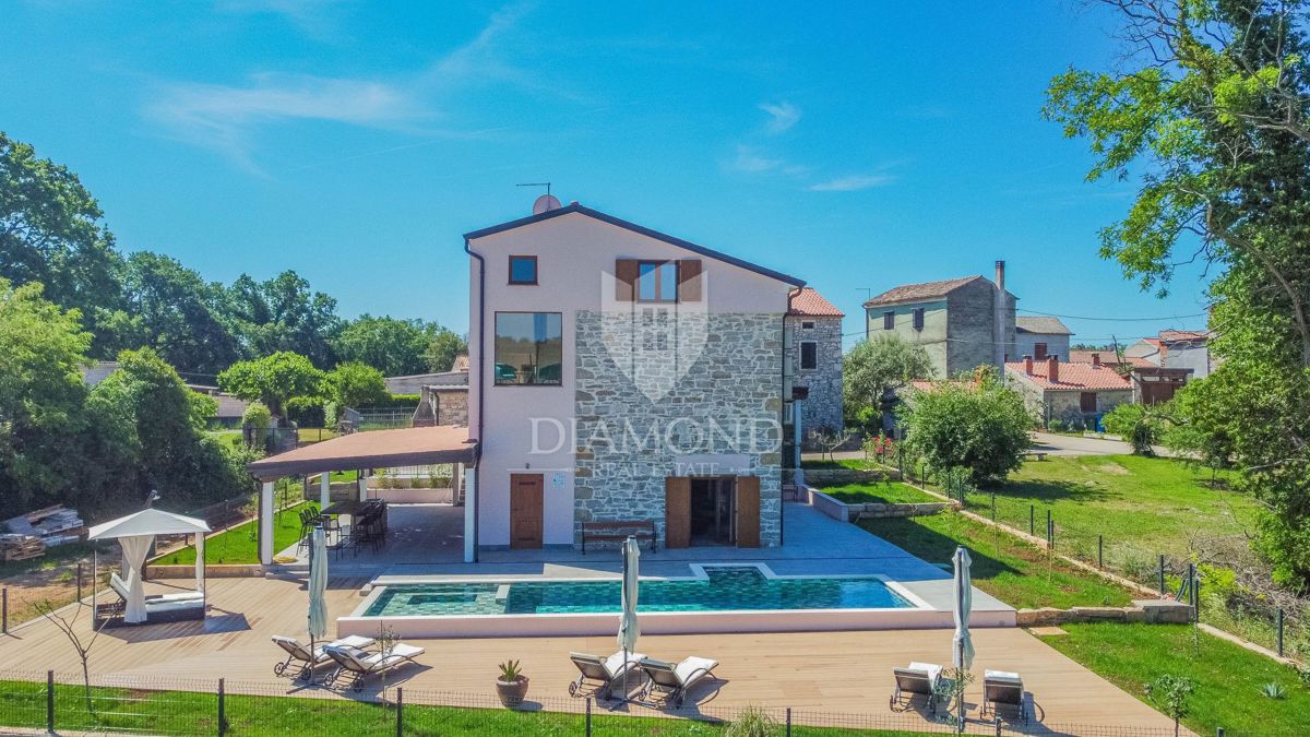 Dintorni  di Umago, casa ristrutturata con spirito sportivo