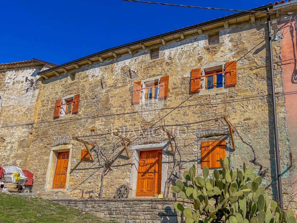 Casa in pietra d'Istria in una posizione tranquilla e con vista aperta
