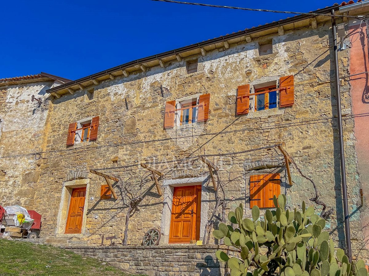 Casa in pietra d'Istria in una posizione tranquilla e con vista aperta