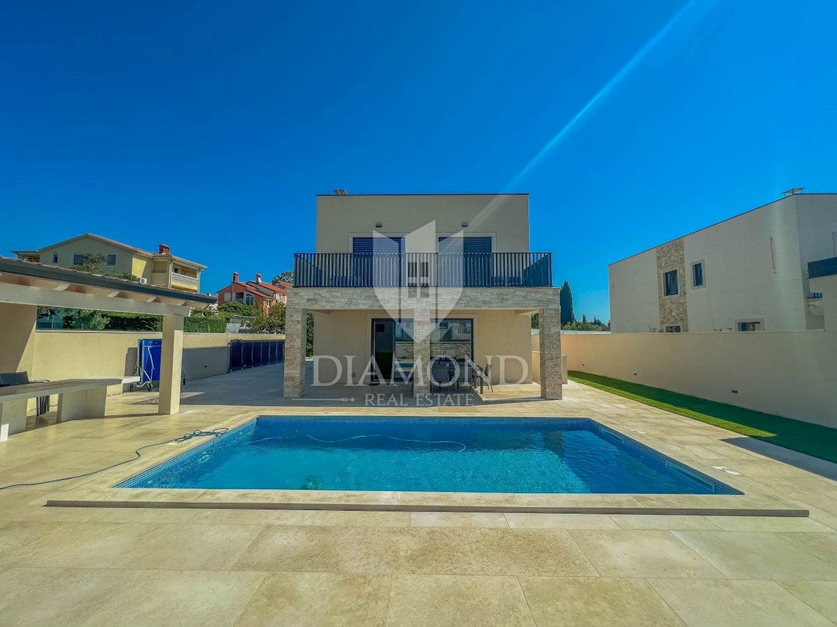 Dintorni di Umago, moderna casa vacanze con piscina e vista mare