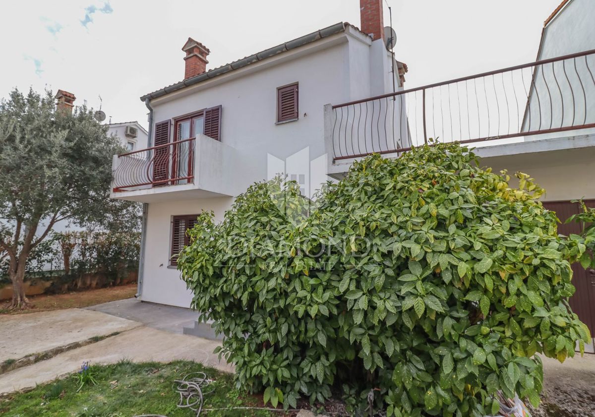 Rovigno, casa con cortile in zona tranquilla