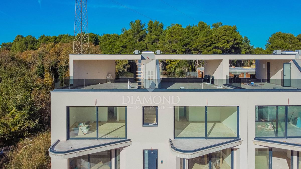 Parenzo, dintorni! Appartamento moderno con terrazza sul tetto e vista sul mare!