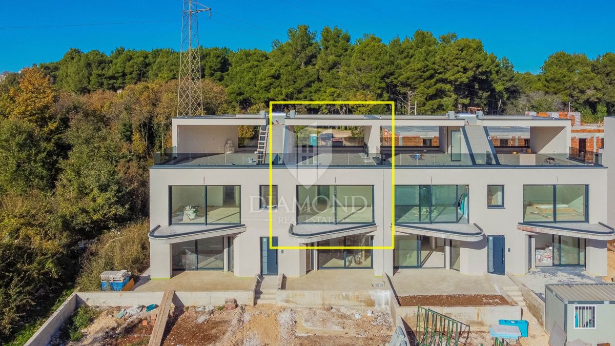 Parenzo, dintorni! Appartamento moderno con terrazza sul tetto e vista sul mare!