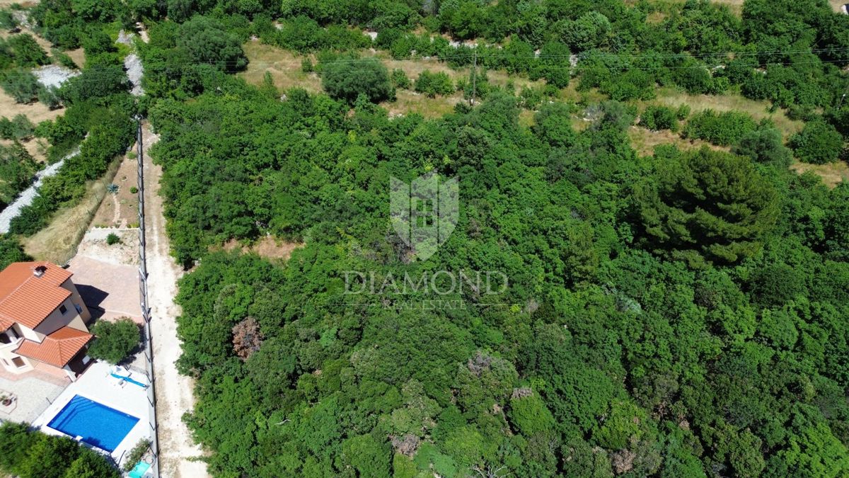 Albona, dintorni, terreno edificabile vicino al mare