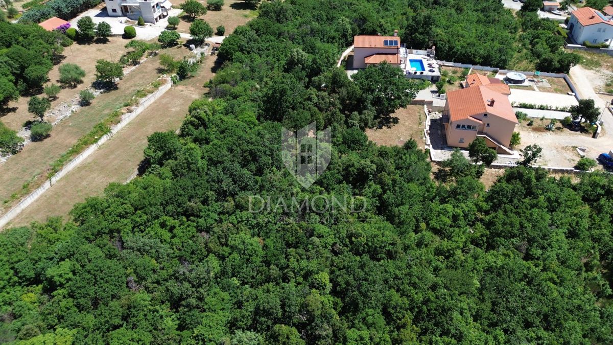 Albona, dintorni, terreno edificabile vicino al mare