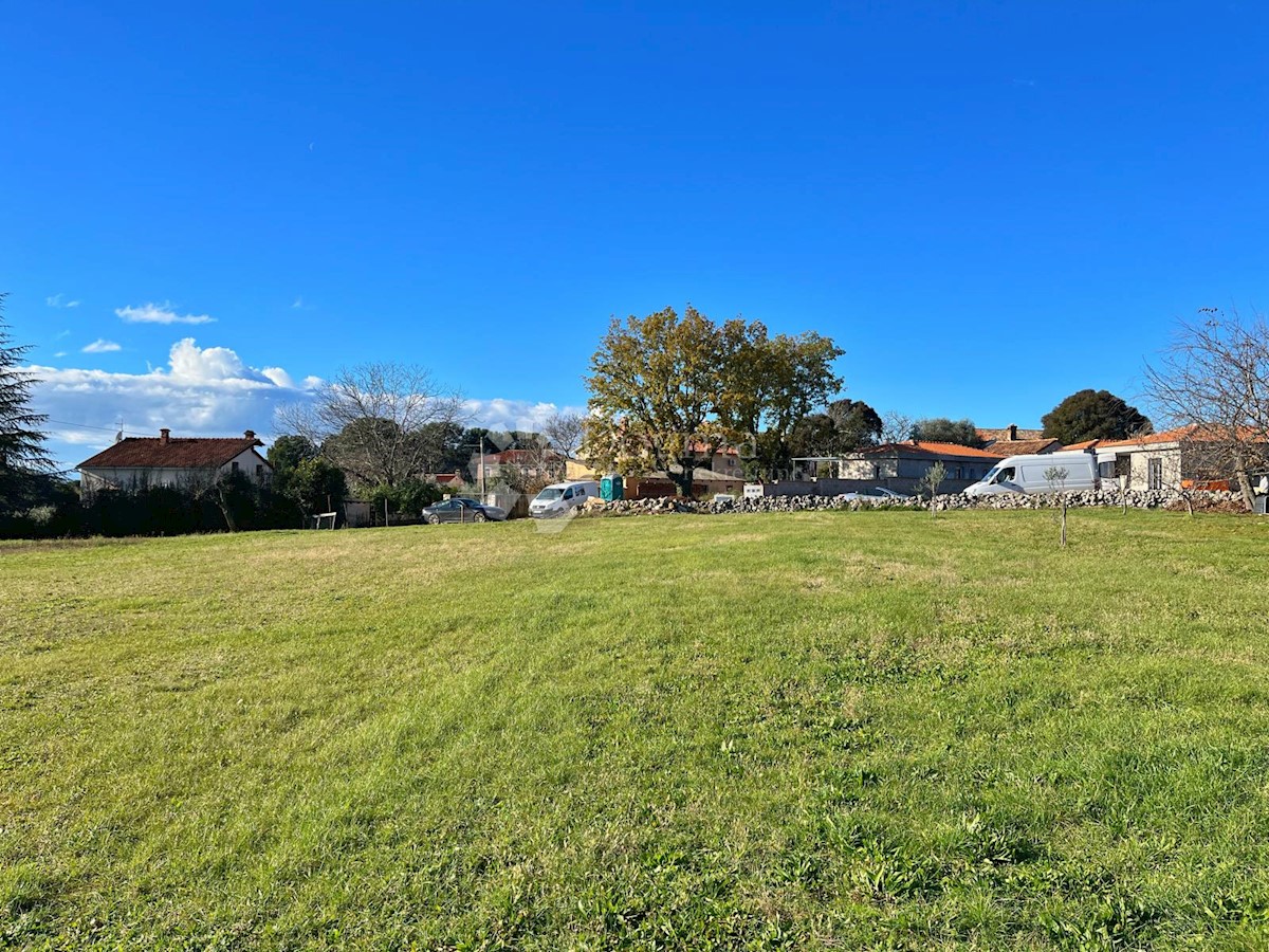 TERRENO EDIFICABILE IN UNA PICCOLA ZONA TRANQUILLA