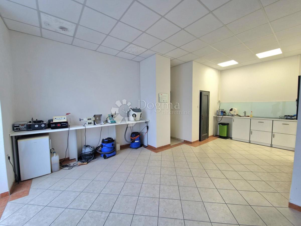 Locale commerciale Pećine, Rijeka, 63m2