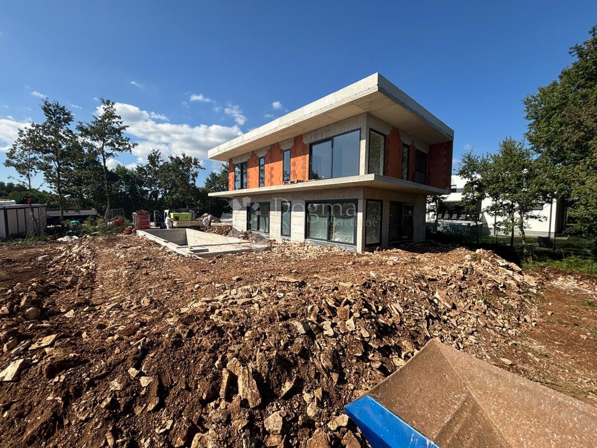 UNA CASA MODERNA IN COSTRUZIONE