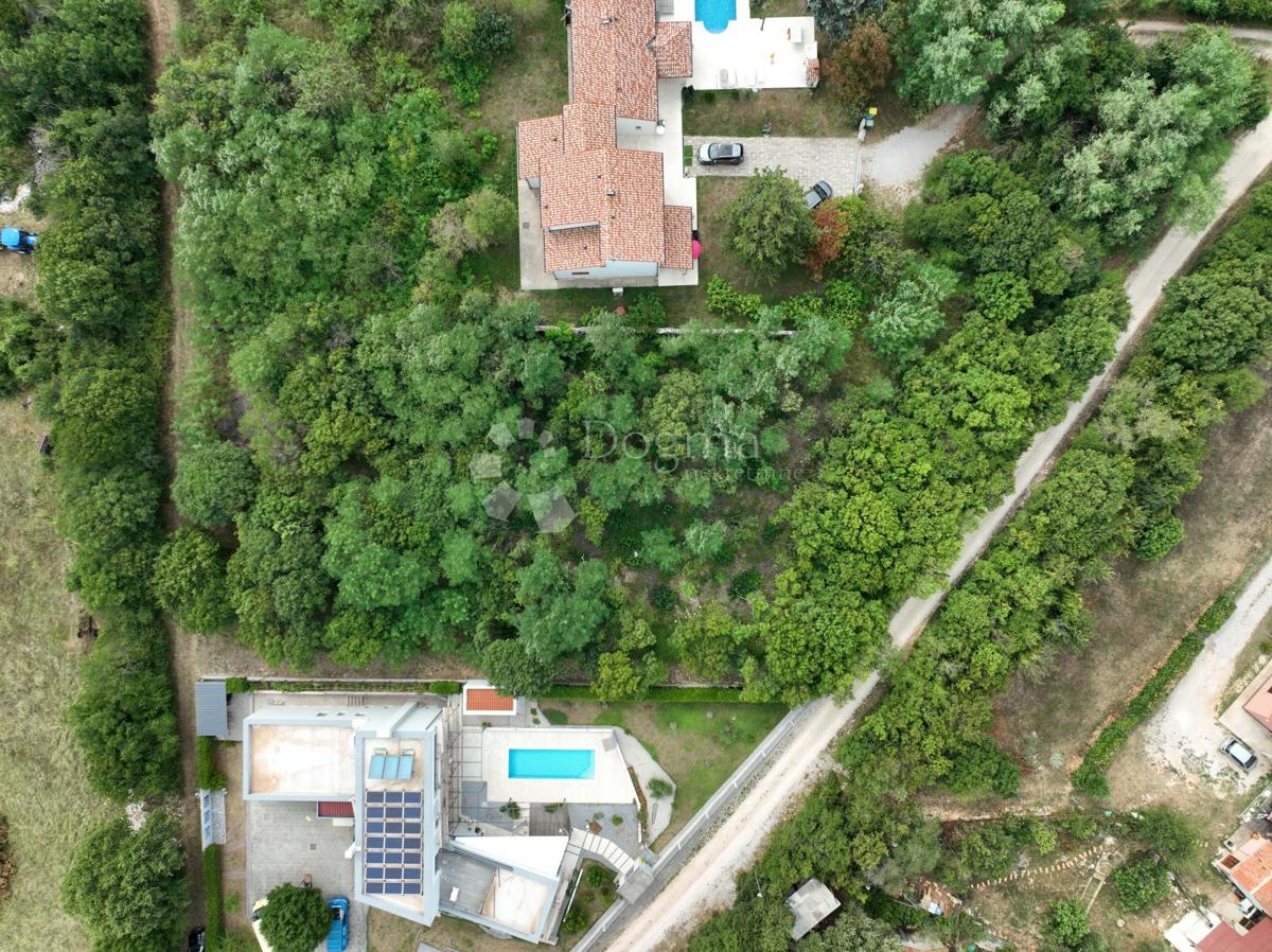 Terreno edificabile e progetto per una casa con piscina, 1.230m2